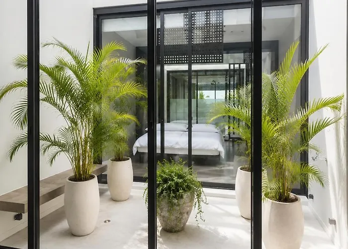 Luxury 2 Bed Ensuite Near Finns Club *